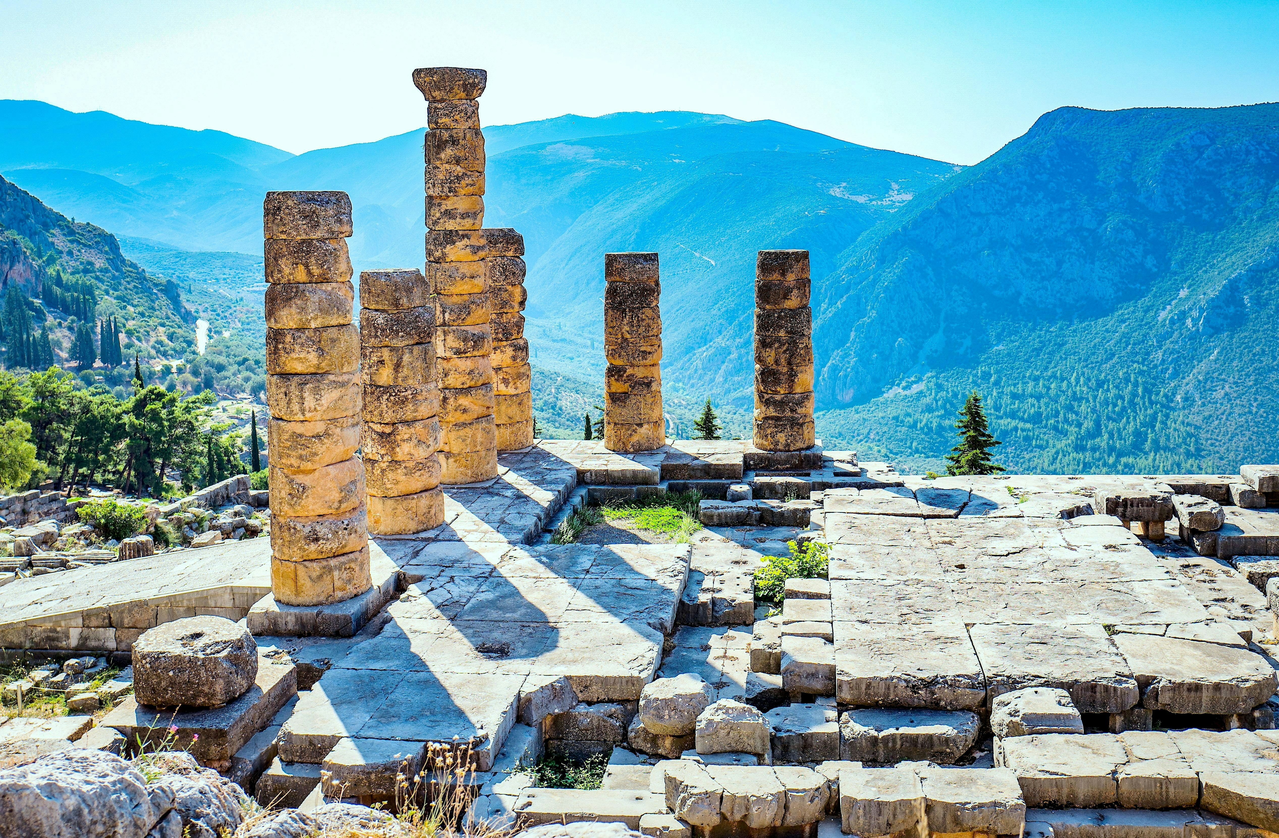 Orakel-von-Delphi_Griechenland.jpg?crop=focalpoint\u0026fit=crop\u0026fm=jpeg\u0026fp-x=0.5\u0026fp-y=0.5\u0026h=1420\u0026q=90\u0026w=2272